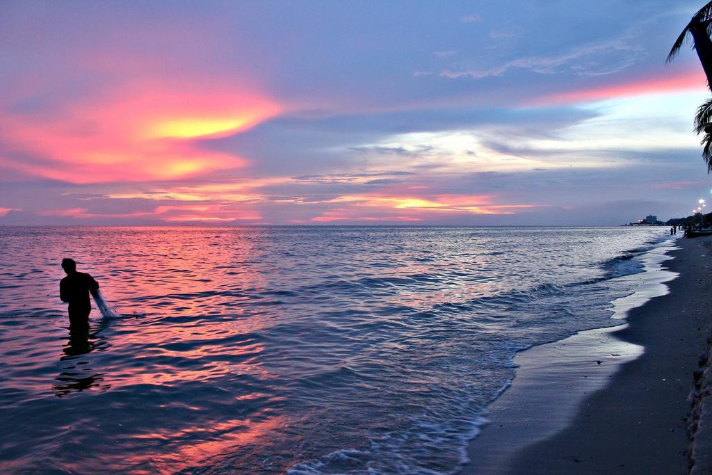 The Day Hotel Chonburi Exterior photo